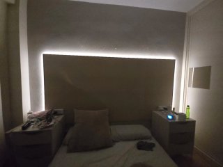Mesitas de noche beige y blancas
