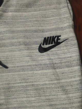 Pantalón de deporte Nike gris y blanco