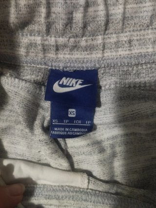 Pantalón de deporte Nike gris y blanco