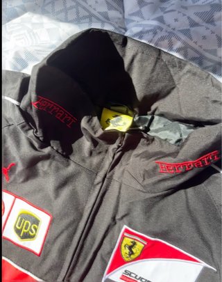 Chaqueta Ferrari F1 Talla M Parches