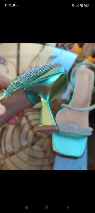 Sandalias verdes y plateadas con pedrería