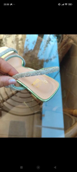 Sandalias verdes y plateadas con pedrería