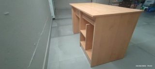 Escritorio de estudio con cajón y estanterías