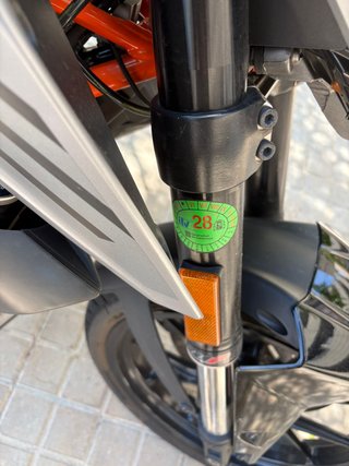 Moto Naked Gris y Naranja