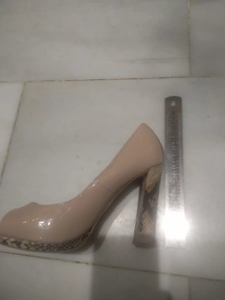 Regalo con vestido o compra. peeptoe nude, beige.