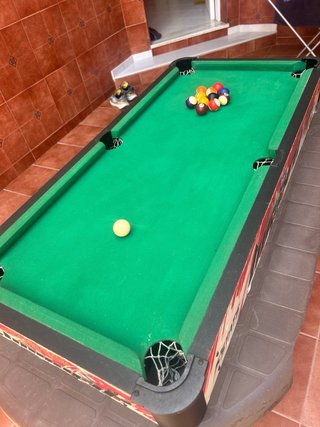 Futbolín y mesa de billar americano