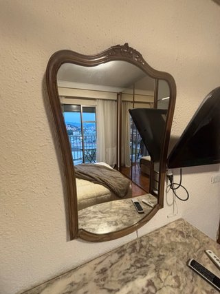Cómoda de madera y mármol con espejo