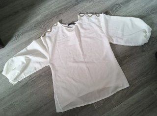 Camisa blanca con pedrería