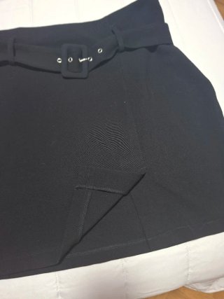 Falda negra con cinturón