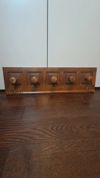 Colgador de madera antiguo con 5 pomos