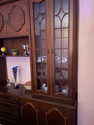 Mueble aparador de madera y cristal
