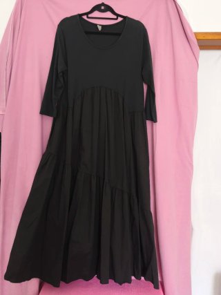 Vestido maxi preto em camadas