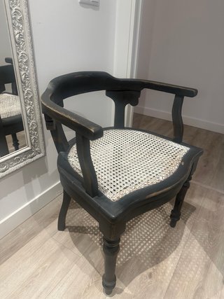 Sillón restaurado de madera y ratán.
