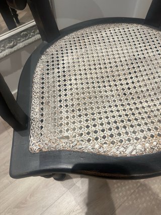 Sillón restaurado de madera y ratán.