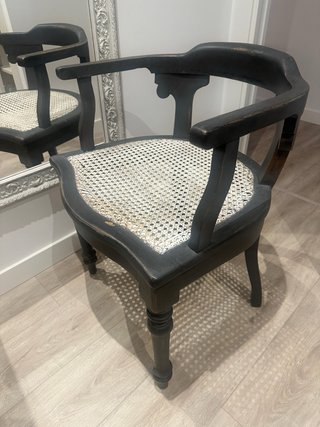 Sillón restaurado de madera y ratán.