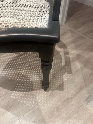Sillón restaurado de madera y ratán.