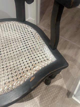 Sillón restaurado de madera y ratán.