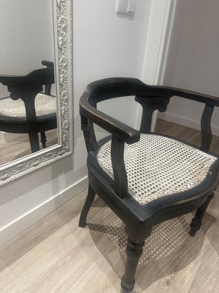 Sillón restaurado de madera y ratán.