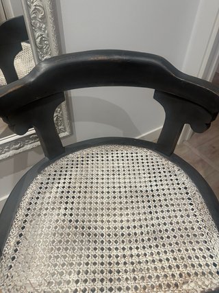 Sillón restaurado de madera y ratán.