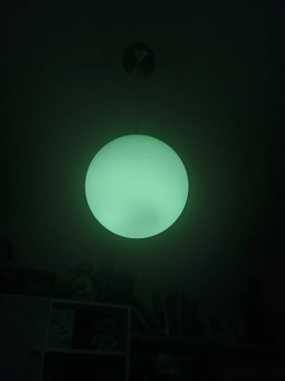 Lámpara colgante esférica LED.