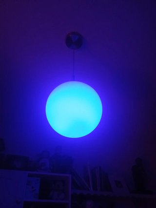 Lámpara colgante esférica LED.
