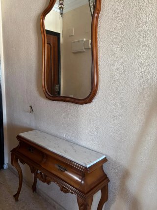 Entradita de madera con espejo y mármol