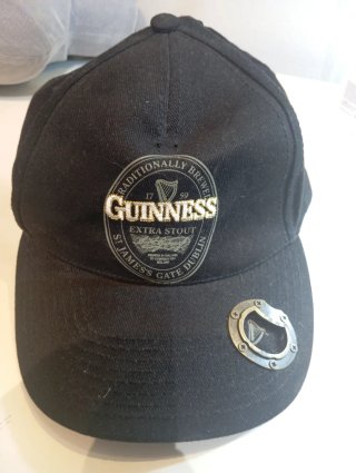 Gorra Guinness Negra con Abridor