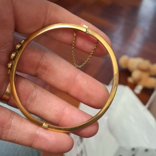 Pulsera dorada con piedras