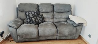 Sofá eléctrico gris de tela 3 plazas. Sofa