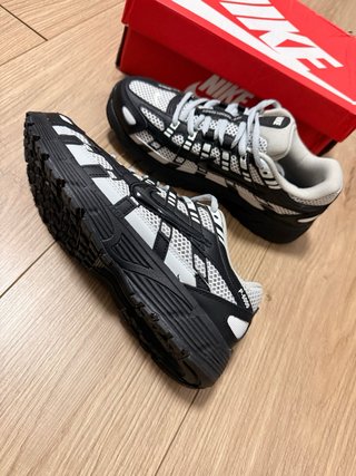 Nike P-6000 Negras y Blancas (Talla 41)