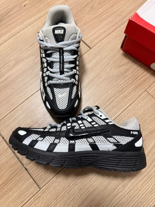Nike P-6000 Negras y Blancas (Talla 41)