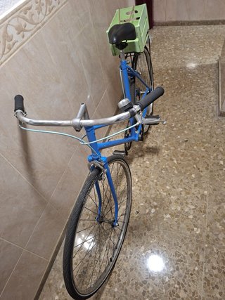 Bicicleta de paseo azul con cesta.