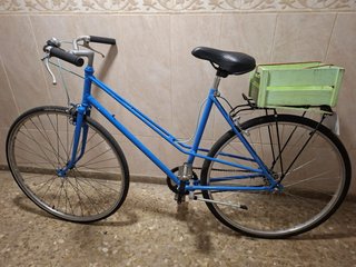 Bicicleta de paseo azul con cesta.