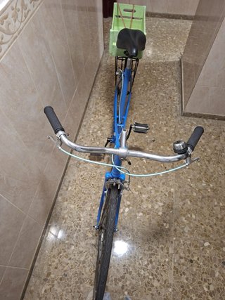 Bicicleta de paseo azul con cesta.