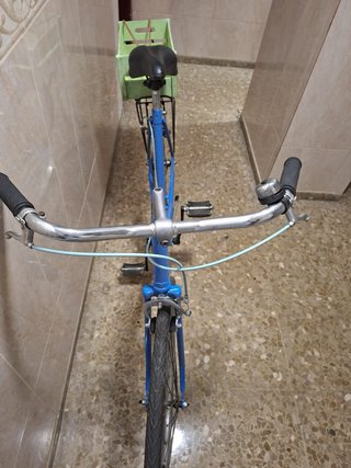 Bicicleta de paseo azul con cesta.