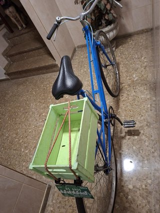 Bicicleta de paseo azul con cesta.