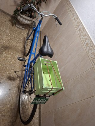 Bicicleta de paseo azul con cesta.