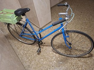 Bicicleta de paseo azul con cesta.