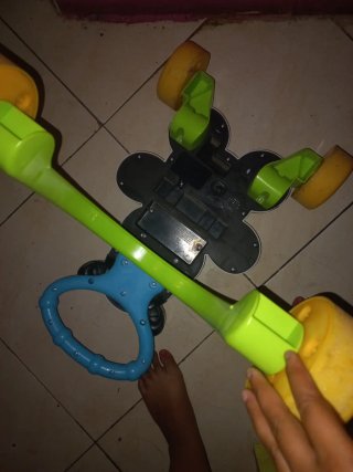 funciona todo. solo le falta las pilas. está nuevo