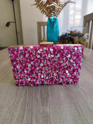 Bolso fiesta fucsia pedrería y cadena dorada
