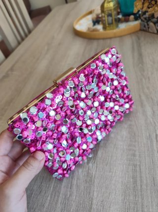 Bolso fiesta fucsia pedrería y cadena dorada