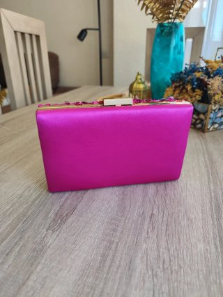 Bolso fiesta fucsia pedrería y cadena dorada