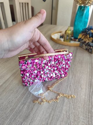 Bolso fiesta fucsia pedrería y cadena dorada