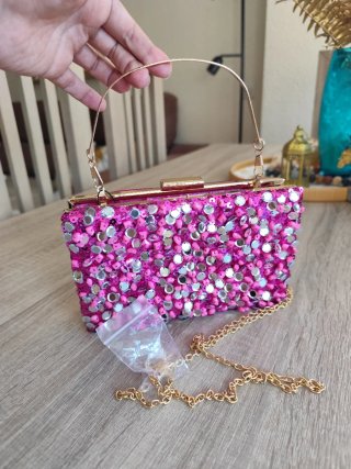 Bolso fiesta fucsia pedrería y cadena dorada
