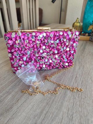 Bolso fiesta fucsia pedrería y cadena dorada