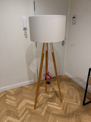 Lámpara de pie de madera y tela