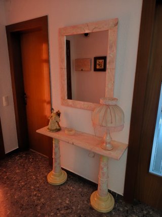 Set marmorizzato per ingresso, scatola per banconi e luce