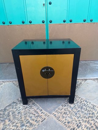 Mueble auxiliar asiático negro y dorado