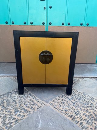 Mueble auxiliar asiático negro y dorado