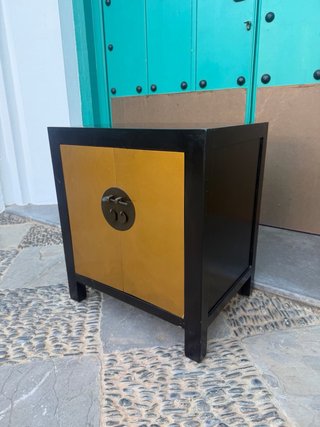 Mueble auxiliar asiático negro y dorado